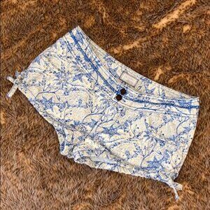 Free People size 4 blue white floral flower outline shorts